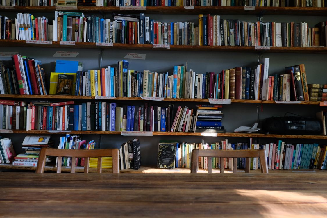 Rak buku di perpustakaan sebagai ruang pengetahuan